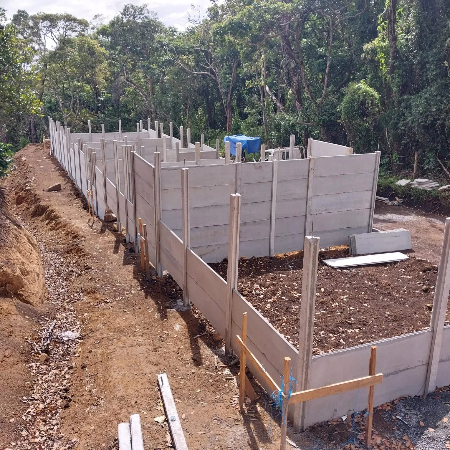 Estructura grande de casa prefabricada en obra con cimentación de concreto continua
